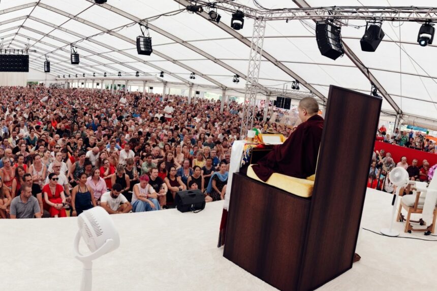 Karmapa se rend à Europe Center pour le stage international d’été